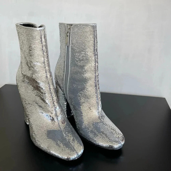 Kendall + Kylie Haedyn Sequin Ankle  Bootie Silver whimsical concert - Picture 2 of 13